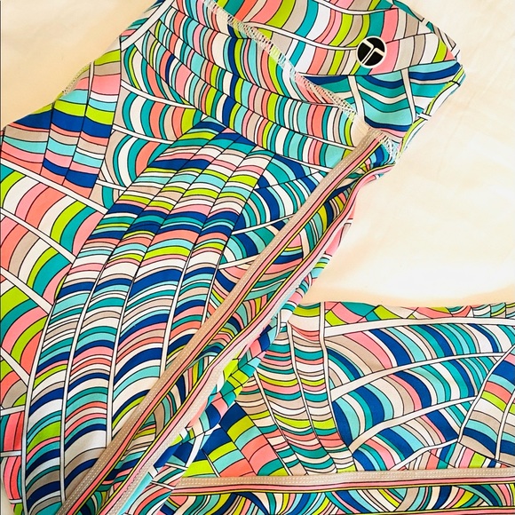 Trina Turk Scallop Shell Mid Length Yoga Leggings - Picture 3 of 4